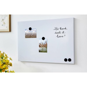 Biela magnetická tabuľa 60x40 cm s fotografiami a magnetmi, ideálna ako nástenka alebo poznámková tabuľa.