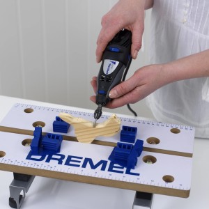 Dremel Multi skľučovadlo 4486 pri vŕtaní dreva.