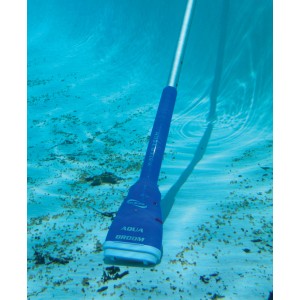 Modrý CF Aqua Broom bazénový vysávač v bazéne. Batériový, s teleskopickou tyčou.
