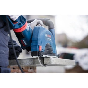 Diamantový kotúč Bosch Standard Universal Turbo pri rezaní betónu.