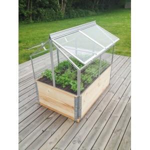 Vitavia Gaia Jumbo parenisko s hliníkovým rámom a ESG zasklením, na drevenej palete s rastlinami.