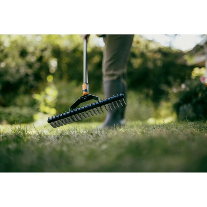 Fiskars OneClick prevzdušňovač trávnika v akcii: Odstraňovanie machu pre zdravý trávnik.