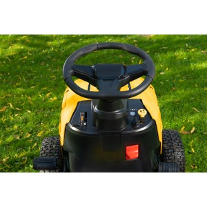 Žltý záhradný traktor: Detail volantu a ovládacích prvkov.