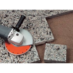 Diamantový kotúč Turbo 115 mm používaný s uhlovou brúskou na rezanie kamenných dosiek.