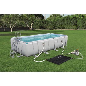 Solárny ohrev bazéna Bestway (110x171cm) s bazénom a rebríkom v záhrade. Solárny absorbér na ohrev vody v bazéne.