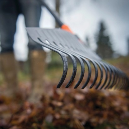 Fiskars hrable na lístie Solid L v akcii: Široké hrable s pružnými zubami na zhrabovanie lístia.