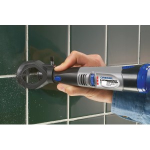 Dremel 570 odstraňovač škár pri použití na odstraňovanie škárovacej hmoty medzi dlaždicami.