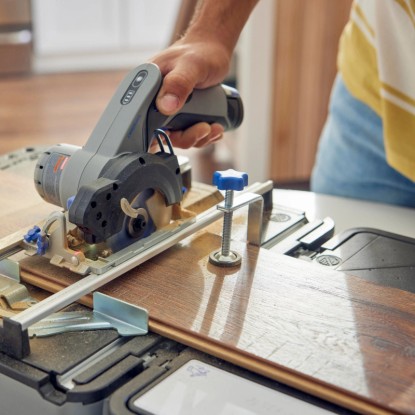 Dremel CS12V-S1C kotúčová píla v akcii: rezanie dreva na mobilnej pílovej stanici.