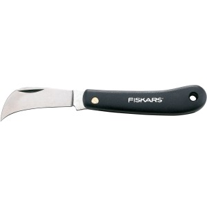 Fiskars K62 záhradnícky nôž so zahnutou čepeľou a čiernou rukoväťou.