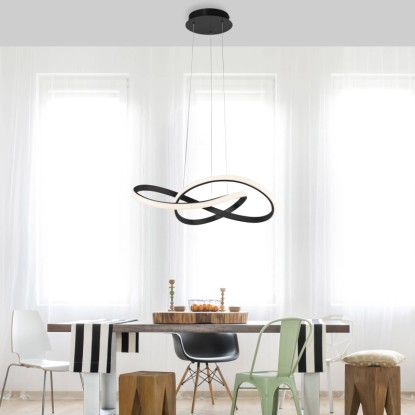 Moderné čierne LED závesné svietidlo Maria so zakriveným dizajnom (57x120cm) nad jedálenským stolom.