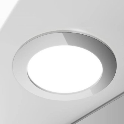 Detail kruhového LED svetla v bielej zrkadlovej skrinke.