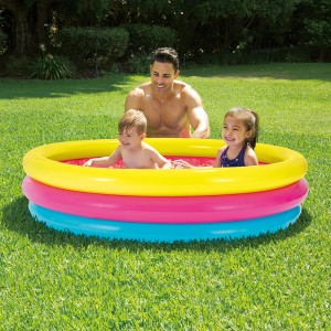 Farebný 3-kruhový bazén Summer Waves s deťmi a dospelým v záhrade.