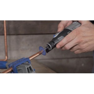 Dremel Premium kovový rezací kotúč SC456DM reže medenú rúrku. Sivé rotačné náradie s modrým kotúčom. EZ SpeedClic.