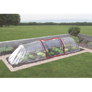 Gardenguard predlžovací tunel pre parenisko (110 cm) z PVC nad zeleninovým záhonom v záhrade.