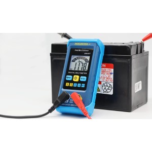 Multimeter Pancontrol meria napätie na batérii. Digitálny merací nástroj s modrým okrajom.