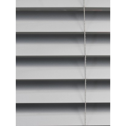 Strieborná hliníková žalúzia Burgos (70x160cm) s lamelami a sťahovacou šnúrou pre súkromie a ochranu pred slnkom.
