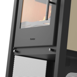 Detail krbu: Čierny rám, presklené dvierka s plameňmi, vetracia mriežka.