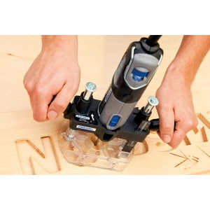 Dremel horná fréza 335 JA pri frézovaní písmen do dreva.