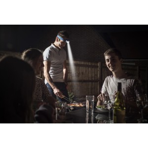 Muž griluje s čelovkou Energizer Vision. Baterka so silným svetlom na večer.