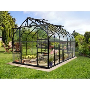 Skleník Vitavia Diana 11500, čierny rám, 11,5 m², s rastlinami v záhrade.