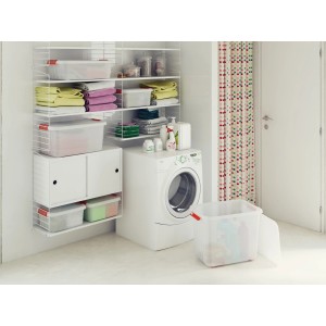 Priehľadný úložný box K-Latch XXL s vekom a červenými akcentmi používaný v práčovni.