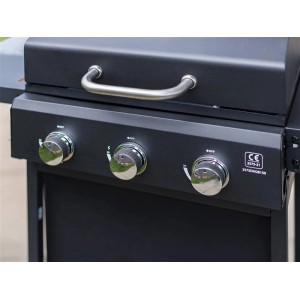 Detail čierneho plynového grilu s tromi ovládacími gombíkmi a madlom veka.
