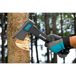 Gardena Universalaxt 1000 A v akcii: Sekera orezáva strom v lese.