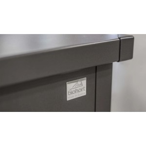 Detail Biohort FreizeitBox 180 tmavosivá metalíza s logom "Made in Austria". Robustný záhradný box.