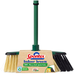 Spontex Indoor metla so zelenou rukoväťou a štetinami v čiernej a béžovej farbe.