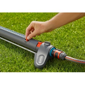 Obdĺžnikový zavlažovač Gardena AquaZoom S pri použití na trávniku, detail nastavenia.