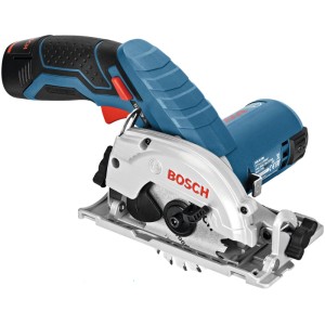 Akumulátorová okružná píla Bosch Professional GKS 12 V-26 Solo, modro-čierna, s pílovým kotúčom. Kompaktná pre presné rezy.