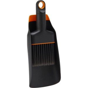 Sádzacia lopatka Fiskars so štetcom, čierna a oranžová, na záhradníctvo a čistenie.