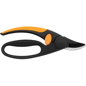Záhradné nožnice Fiskars Bypass Elegance P44, záhradné nožnice s ergonomickými rukoväťami v čiernej a oranžovej farbe.