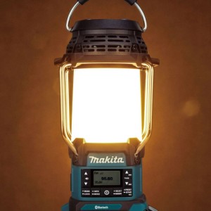 Akumulátorová lampa Makita s funkciou rádia, ideálna pre stavenisko a kempovanie.