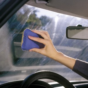Použitie LUX proti zahmlievacej hubky na autoskle.