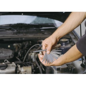 LUX Comfort špárová mierka s 20 lamelami meria zapaľovaciu sviečku v motorovom priestore.