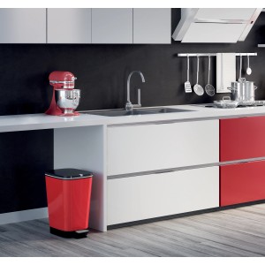 Červený nášľapný odpadkový kôš Chic M (25 l) v modernej kuchyni. Odpadkový kôš s pedálom a čiernym vekom.