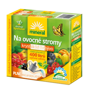 Balenie univerzálneho hnojiva pre ovocné stromy s ilustráciou ovocia a motýľa.