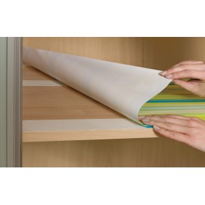 Aplikácia obojstrannej lepiacej pásky Tesa (10 m x 50 mm) na polici.