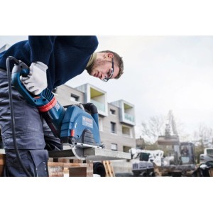 Diamantový kotúč Bosch Standard Universal Turbo pri rezaní betónu.
