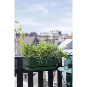 Závesný kvetináč Elho Greenville Easy Balcony, 19,4x52cm, listovo zelená, osadený na balkónovom zábradlí.