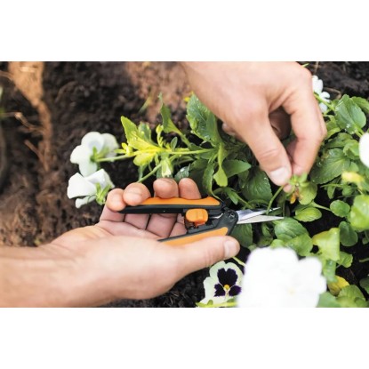 Záhradné nožnice Fiskars Microtip SP130 pri strihaní kvetov.