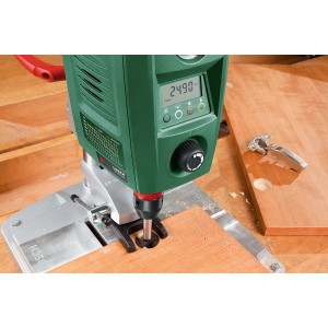 Stolná vŕtačka Bosch PBD 40 (710 W) pri vŕtaní dreva.