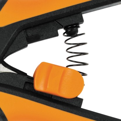 Detail: Záhradné nožnice Fiskars Microtip SP130 s pružinou a oranžovým posúvačom.