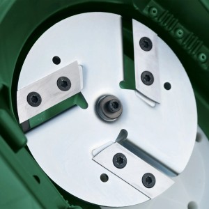 Detail nožového systému akumulátorového drviča Bosch UniversalShredder 2x18V-25 Solo.