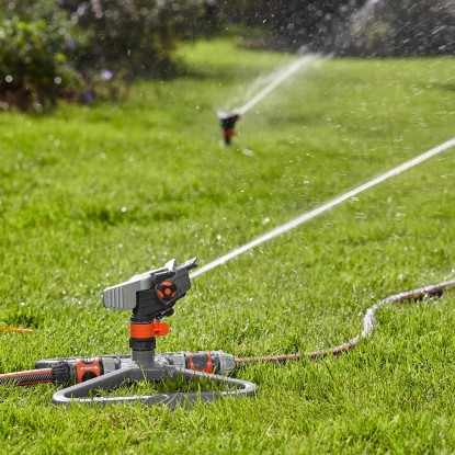 Zavlažovač trávnika Gardena Premium so sánkami pri použití na trávniku.