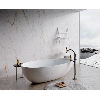 Kúpeľňa s nástenným panelom Decoflooring SPC vo vzhľade mramoru bielo-zlatá.