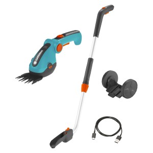 Sada akumulátorových nožníc na trávu Gardena ComfortCut Li s teleskopickou násadou a kolieskami.
