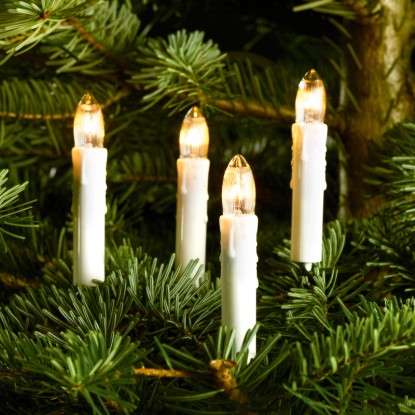 LED svetelná reťaz so sviečkami (20 LED, teplá biela) na vianočnom stromčeku.