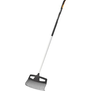 Fiskars Xact L hrable na lístie so širokou hlavou a hliníkovou násadou na záhradné práce.